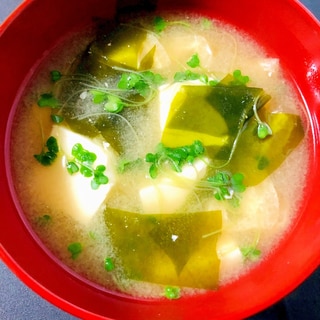 豆腐とブロッコリースプラウトの味噌汁